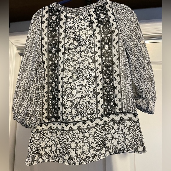Old Navy. size XS. 3/4 sleeve. sheer top - Picture 2 of 4